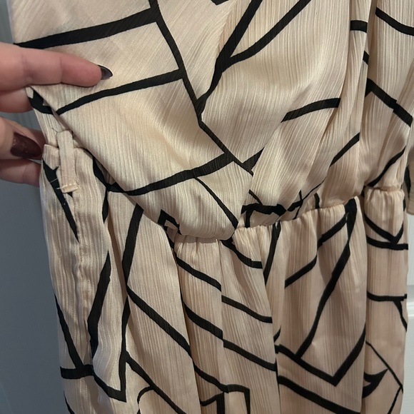 One-shoulder flutter sleeve geometric dress - Picture 3 of 6